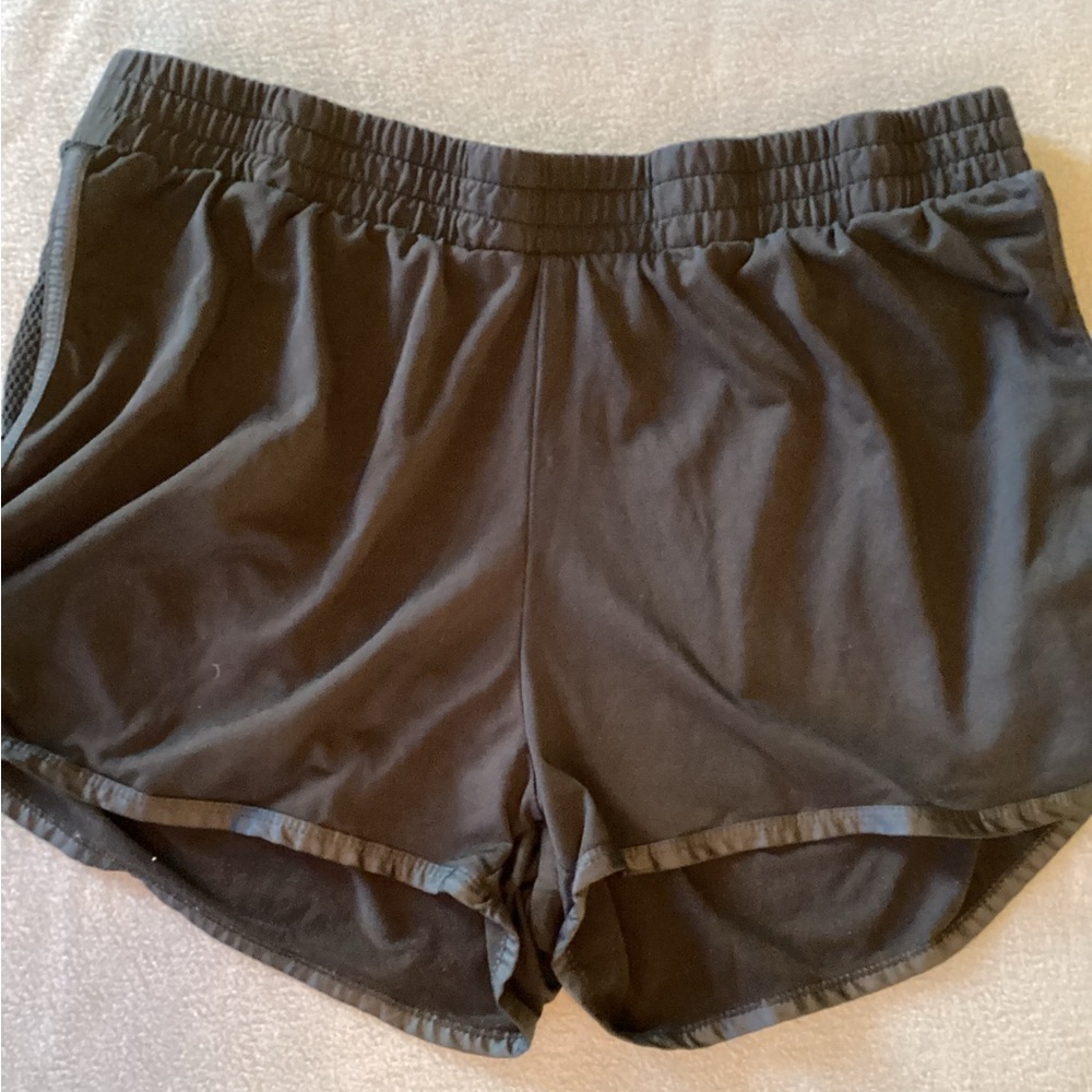 Hot Topic velour shorts -SZ XL
WAIST 16” elastic Zip pockets
Inseam 2.5”